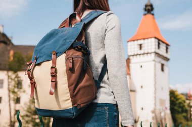 Bir sırt çantası ile bir turistik yerler görünüyor. Blatna Çek Cumhuriyeti'nde aradım Kalesi arka planda bulanık. Tatil, seyahat.