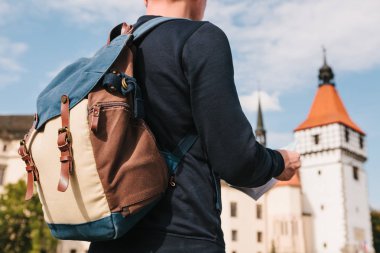 Bir turist adam bir harita elinde tutuyor ve görülecek görünüyor. Blatna Çek Cumhuriyeti'nde aradım Kalesi arka planda bulanık. Tatil, seyahat.
