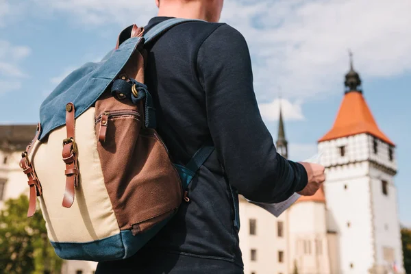 Турист держит карту в руке и ищет достопримечательности. Замок Блатна в Чешской Республике размыт на заднем плане. Отдых, путешествия . — стоковое фото