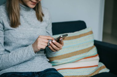 Bir kız bir cep telefonu arama veya mesaj göndermek ya da bir sosyal ağ iletişim kurmak için kullandığı veya uygulama kullanır