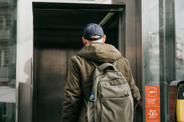 Metro ile gitmek Porto Portekiz sokak asansörde bir sırt çantası ile bir turist adam kullanır