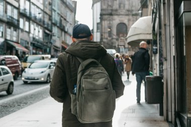 Bir turist bir sırt çantası ile Porto Portekiz sokakta yürüyor. Portekiz Seyahat
