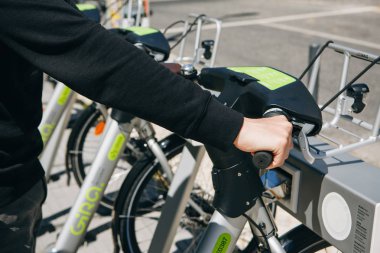 Portekiz, Lizbon 29 Nisan 2018: şehir bisiklet veya alternatif ekolojik toplu taşıma. Kiralık Bisiklet bir kişi alır.