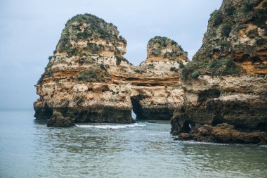 Atlantik Okyanusu ve kayalar güzel manzaralarını Portekiz kıyısında Lagos adlı şehir yanındaki kapalı. Şaşırtıcı doğal peyzaj.