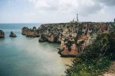 Atlantik Okyanusu ve kayalar güzel manzaralarını.