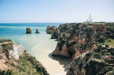 Atlantik Okyanusu ve kayalar güzel manzaralarını Portekiz kıyısında Lagos adlı şehir yanındaki kapalı. Şaşırtıcı doğal peyzaj.