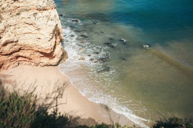 Güzel manzara mavi veya turkuaz su Atlantik Okyanusu'nun kayaların yanında