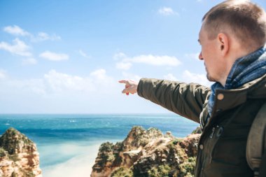 Bir genç adam turist Atlantik Okyanusu ve manzara güzel manzarasına sahiptir.