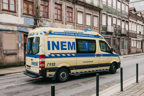Portugalia, Porto, 05 maja 2018 r.: karetkę na ulicy miasta. Pomoc w nagłych wypadkach. Pogotowia 112. — Zdjęcie stockowe