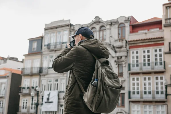Профессиональный фотограф или турист фотографирует красивый городской пейзаж в Порту в Португалии. Профессия или хобби — стоковое фото