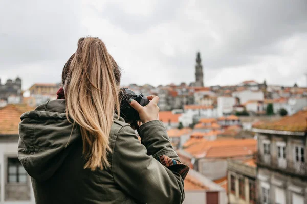 Profesionální cestovní fotograf nebo turistické fotografie města Porto v Portugalsku. Profesionální fotografie nebo zajímavý koníček. — Stock fotografie