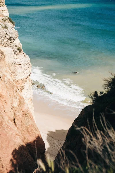 Prachtig uitzicht op de blauw of turquoise water van de Atlantische Oceaan naast de rotsen — Stockfoto