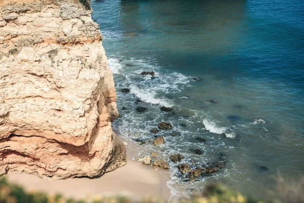 Prachtig uitzicht op de blauw of turquoise water van de Atlantische Oceaan naast de rotsen — Stockfoto