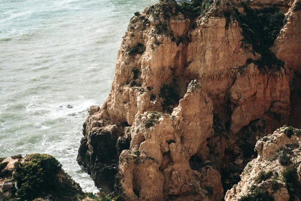 Prachtig uitzicht op de Atlantische Oceaan en de rotsen. — Stockfoto