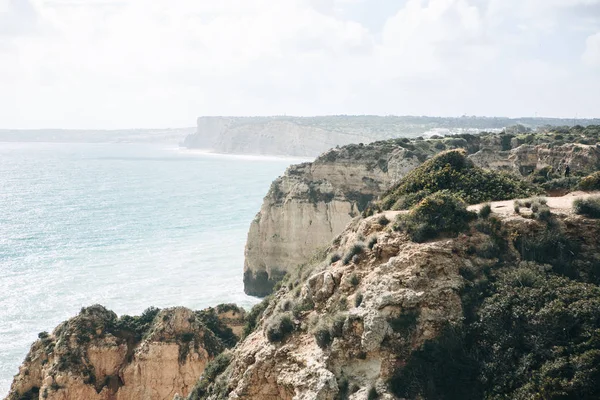 Prachtig uitzicht op de Atlantische Oceaan en de rotsen. — Stockfoto