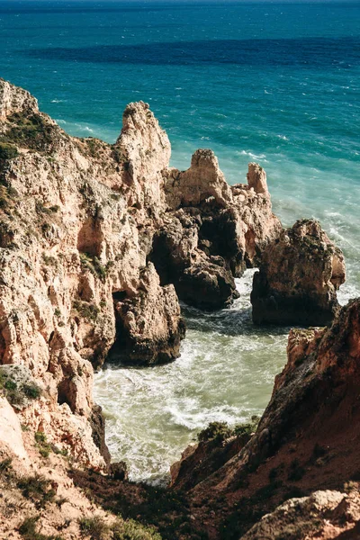 Prachtig uitzicht op de Atlantische Oceaan en de rotsen. — Stockfoto