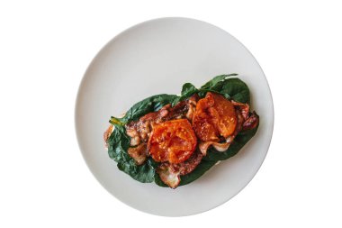 Lezzetli ve besleyici tost ya da sandviç sosis, ıspanak ve beyaz arka plan üzerinde izole domates ile. Lezzetli yemekler