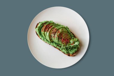 Lezzetli ve besleyici sebze tost ya da sandviç avokado ve en az bir tarzda guacamole. Sağlıklı gıda. Yararlı bir Aperatif