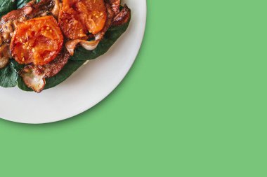 Yakın çekim. Pastırma, ıspanak ve domates ile lezzetli ve besleyici yemek. Lezzetli yemekler. Metin için yakındaki yer