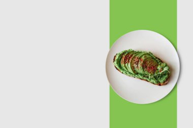 Üstten Görünüm. Bir plaka üzerinde avokado sandviç. Lezzetli ve sağlıklı diyet gıda.