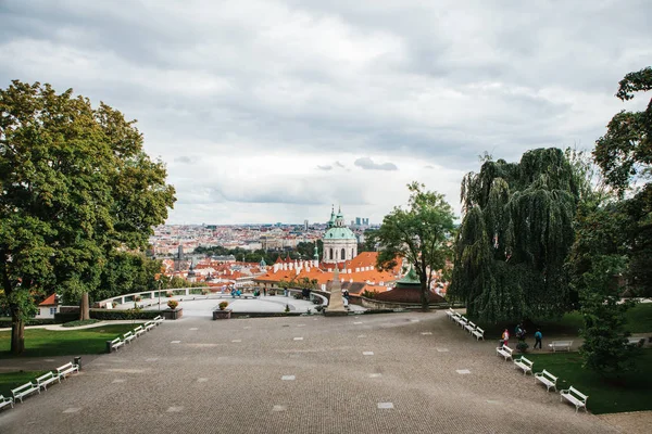 Hermosa vista de la arquitectura de Praga en la República Checa. Praga es uno de los lugares favoritos para visitar turistas de todo el mundo — Foto de Stock