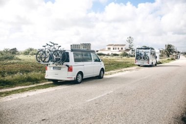Otomobil yol kenarında park etmiş Bisiklet ile seyahat için.