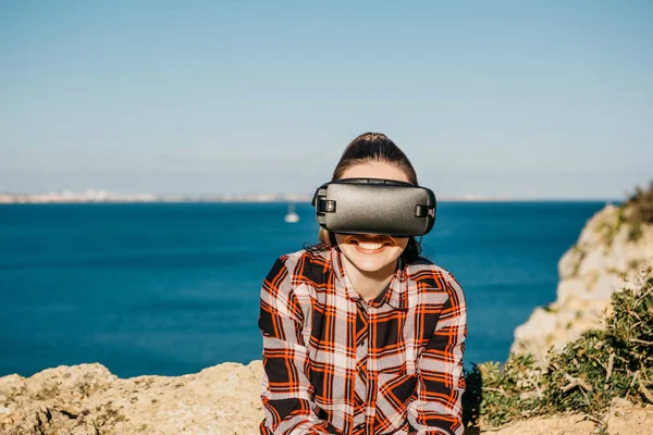 Дівчина в окулярах віртуальної реальності . — стокове фото