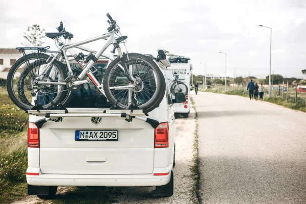 Un coche para viajar con bicicletas está aparcado al lado de la carretera . —  Fotos de Stock
