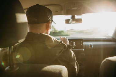 Sürücü veya gezgin veya turistik bir araba.