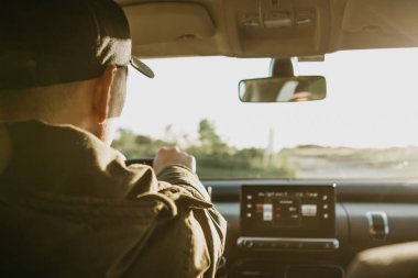 Sürücü veya gezgin veya turistik bir araba.