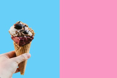 Bir el dondurma bir renkli arka plan üzerinde tutar. Metin için yakındaki yer