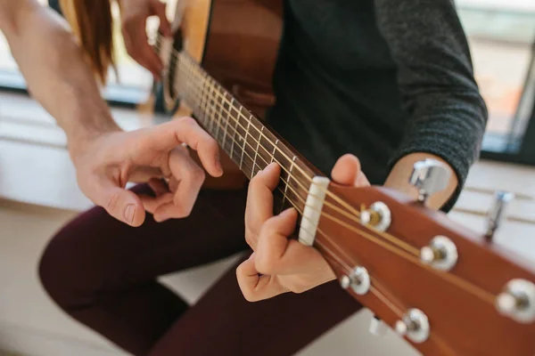 Μαθαίνοντας να παίξει κιθάρα. Μουσική εκπαίδευση και εκτός διδακτέας ύλης μαθήματα — Φωτογραφία Αρχείου