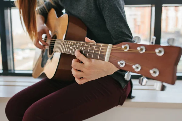 Leren om te spelen de gitaar. Muziekonderwijs en buitenschoolse lessen — Stockfoto