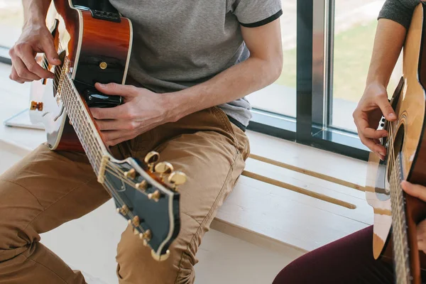 Gitar çalmayı öğrenme. Müzik eğitimi ve ders dışı dersleri — Stok fotoğraf