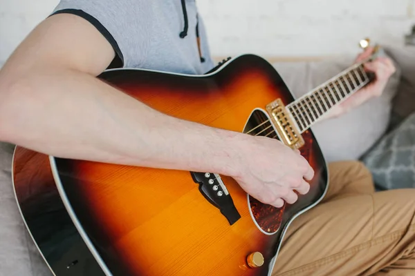Gitar çalmayı öğrenme. Müzik eğitimi ve ders dışı dersleri — Stok fotoğraf