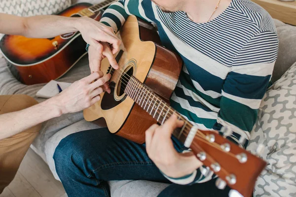 Lära sig spela gitarr. Musikundervisning. — Stockfoto