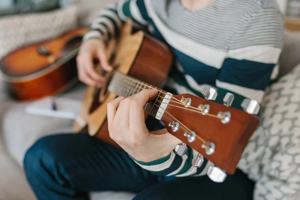 Lernen, Gitarre zu spielen. Musikerziehung und außerschulischer Unterricht — Stockfoto