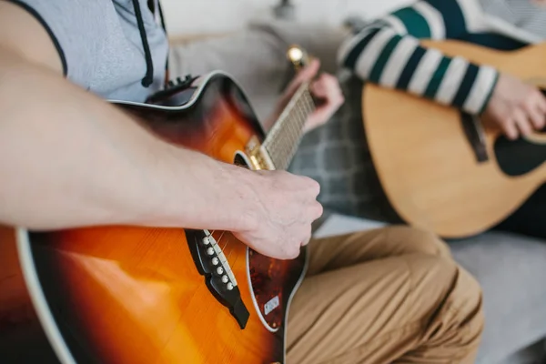 Aprender a tocar guitarra. Educação musical . — Fotografia de Stock