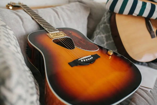 Aprendiendo a tocar la guitarra. Educación musical y clases extracurriculares — Foto de Stock