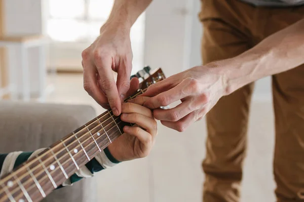 Learning to play the guitar. Music education. — Stock Photo, Image