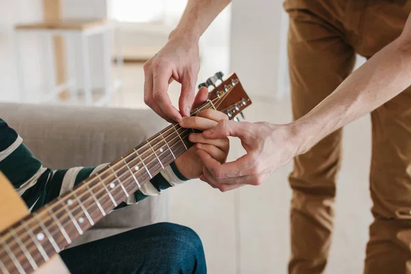 Lernen, Gitarre zu spielen. Musikerziehung. — Stockfoto