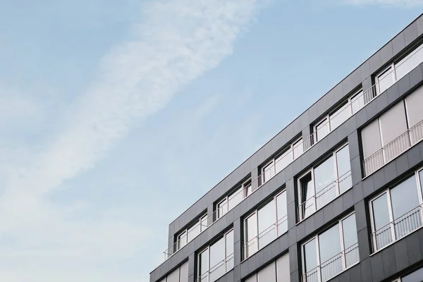 La esquina del edificio con muchas ventanas — Foto de Stock