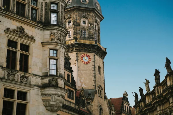 在德国德累斯顿的古建筑建筑群的一部分称为皇家宫殿 — 图库照片