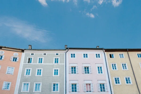 Casas multicolores con muchas ventanas . — Foto de Stock