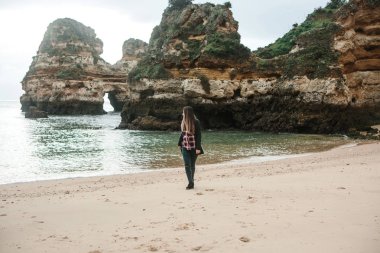 Genç güzel kız Atlantik kıyısında yürüyüş.