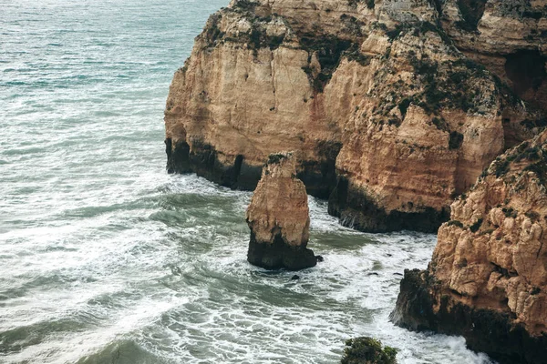 Gyönyörű kilátás nyílik az Atlanti-óceán és a sziklák. — Stock Fotó