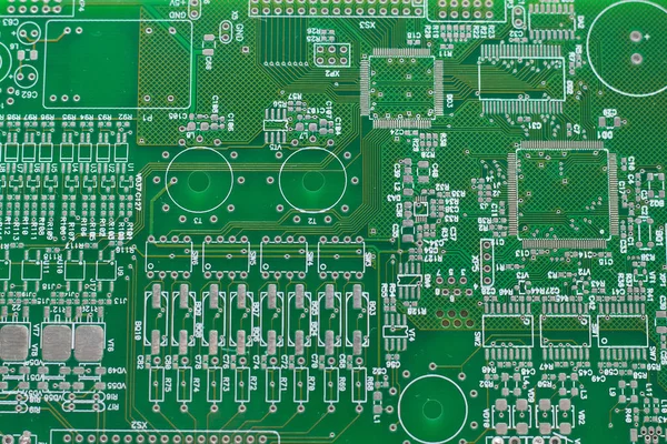 De achtergrond van een groene computer-printplaat. — Stockfoto