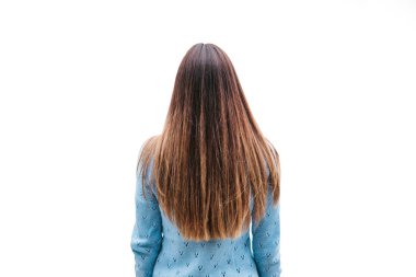 Geri uzun saçlı esmer izole üzerinde beyaz arka plan görüntülemek.