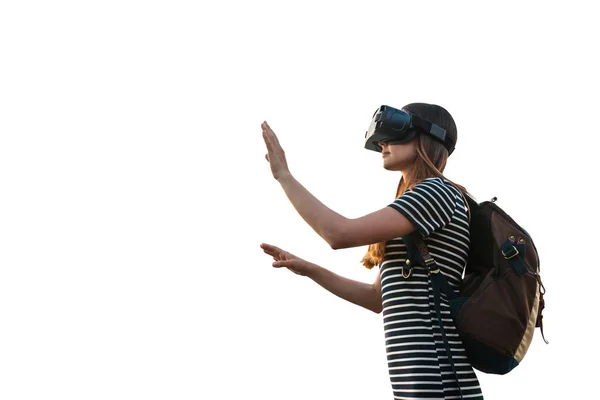 Chica con una mochila en gafas virtuales está aislado sobre fondo blanco . —  Fotos de Stock