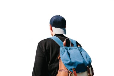 Genç beyaz arka plan üzerinde izole sırt çantası ile.